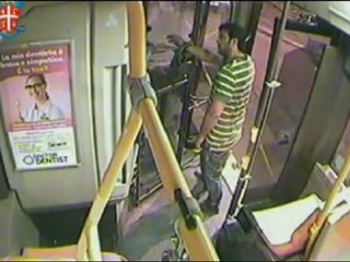 Milano - Armato di pistola dirotta bus