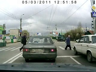 Un piéton passe ses nerfs sur une caisse