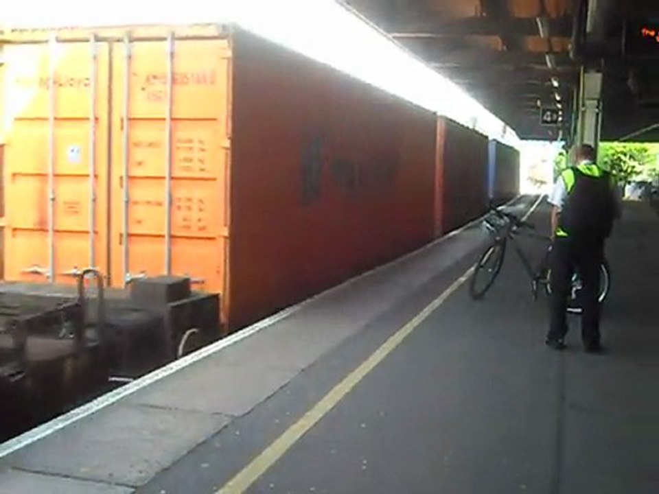 Freight train 66541 going through southampton central