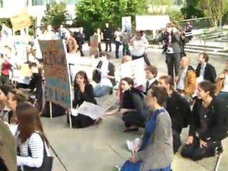 Sit in pour Total et Areva - Manif "anti Ecolo" à la Défense 5 mai 2011