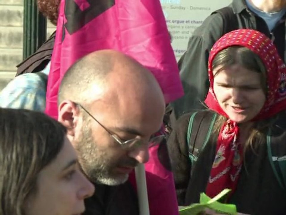 Paris: manifestation de soutien aux jeunes migrants tunisiens