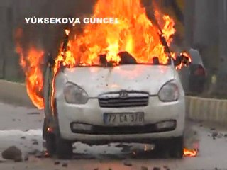 Yüksekova'da bir araç ateşe verildi