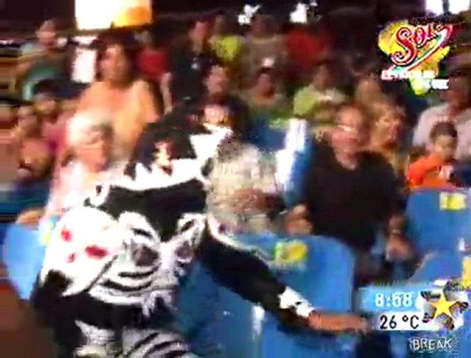 Catcheur met une patate a un spectateur !!