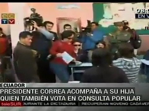 Rafael Correa votó en el referendo y consulta popular