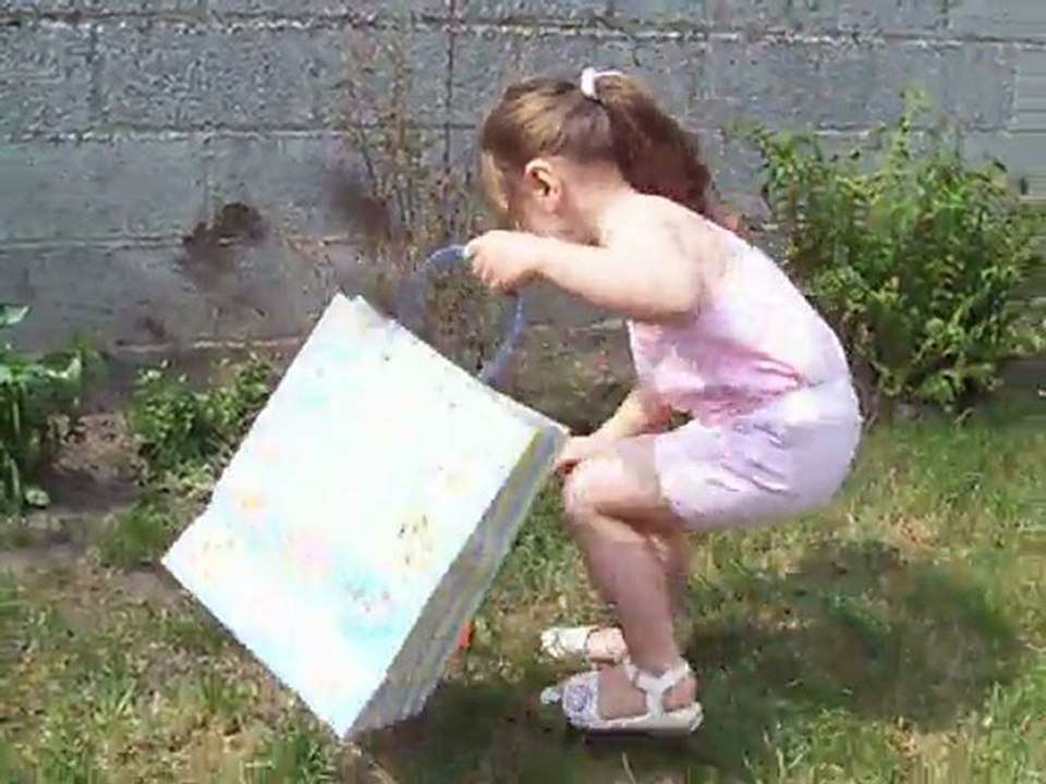 Célia a la chasse aux oeufs dans le jardin!!