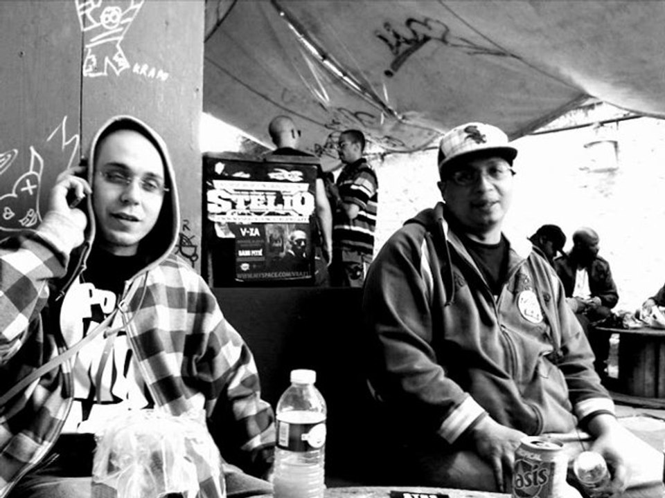 Deux Feuilles  MAYDAY REIINO      FEMEZON-PROD