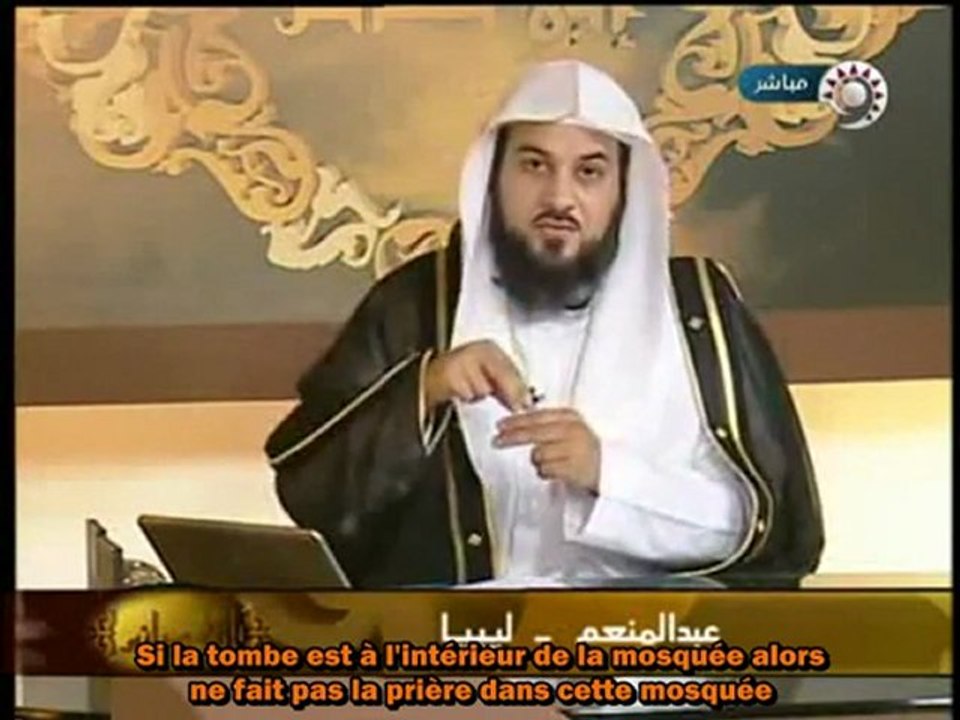 Prier dans une mosquee ou li y-a une tombe