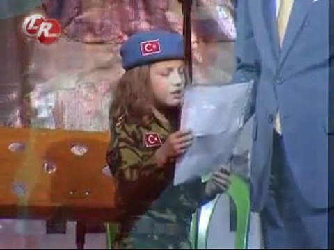 Küçük Kız'dan Ağlatan Şiir - VURULDUM ANNE...