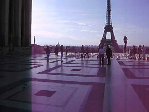 8 mai 2011 : Le peintre-sculpteur Rachid Khimoune fête l'armistice à sa manière...