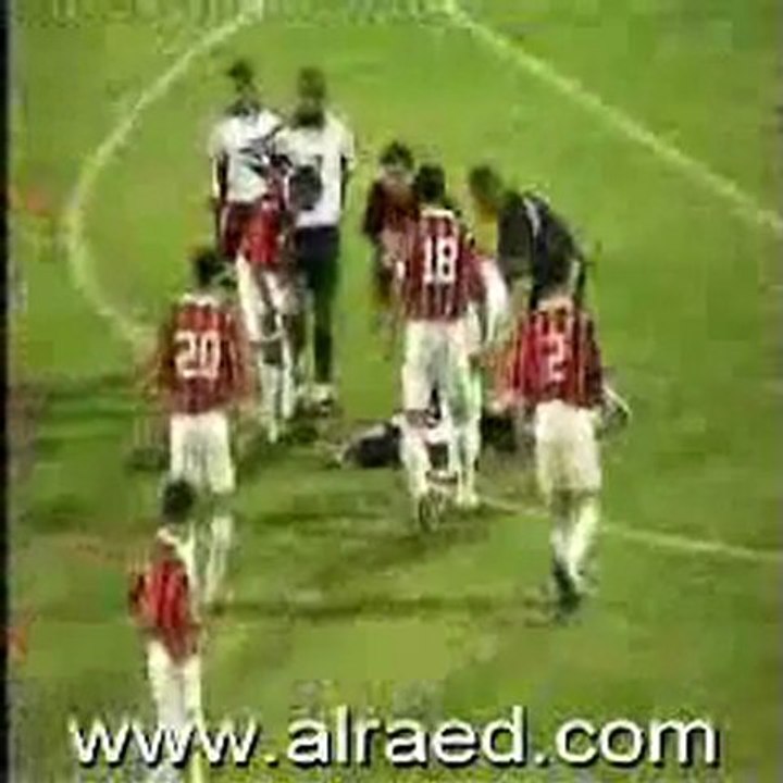 Futbolcuya ne oluyor! Cin mi çarptı yoksa...