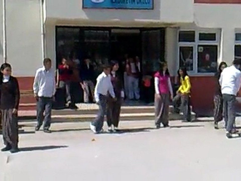 Şehit Ekrem Saygı İlköğretim Okulu 23 Nisan 2011 Komedi Dans Gösterisi