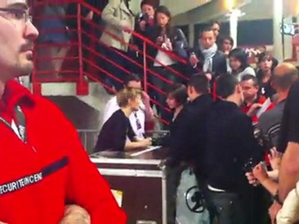 GALA Signs Autographs for Fans 3