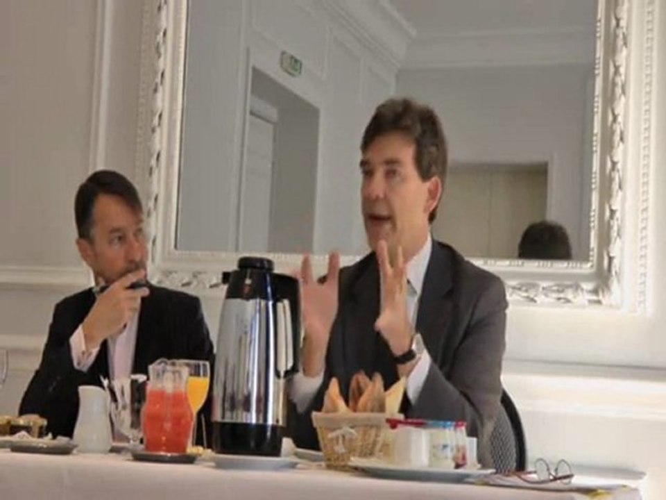 Arnaud Montebourg, député de Saône et Loire: "L’Etat se retire, nous imaginons des solutions : un impôt affecté au 5ème risque" - Institut Silverlife, 5 mai 2011