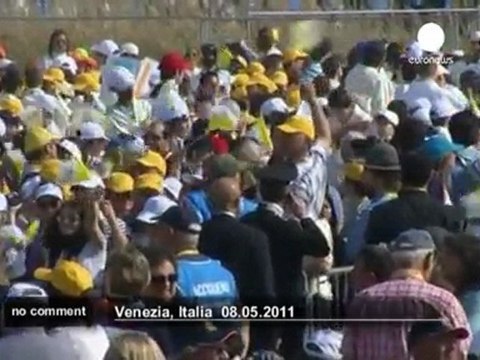 Benoît XVI rassemble 300 000 fidèles... - no comment