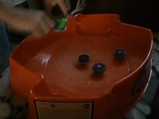 combat beyblade avec toupie fusionner