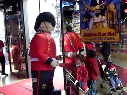 20110413 Londres Nico et le garde anglais