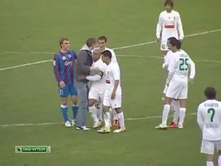 Roberto Carlos signs autograph for pitch invader