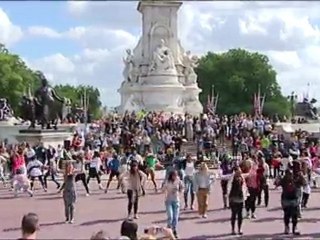Une flashmob royale devant Buckingham
