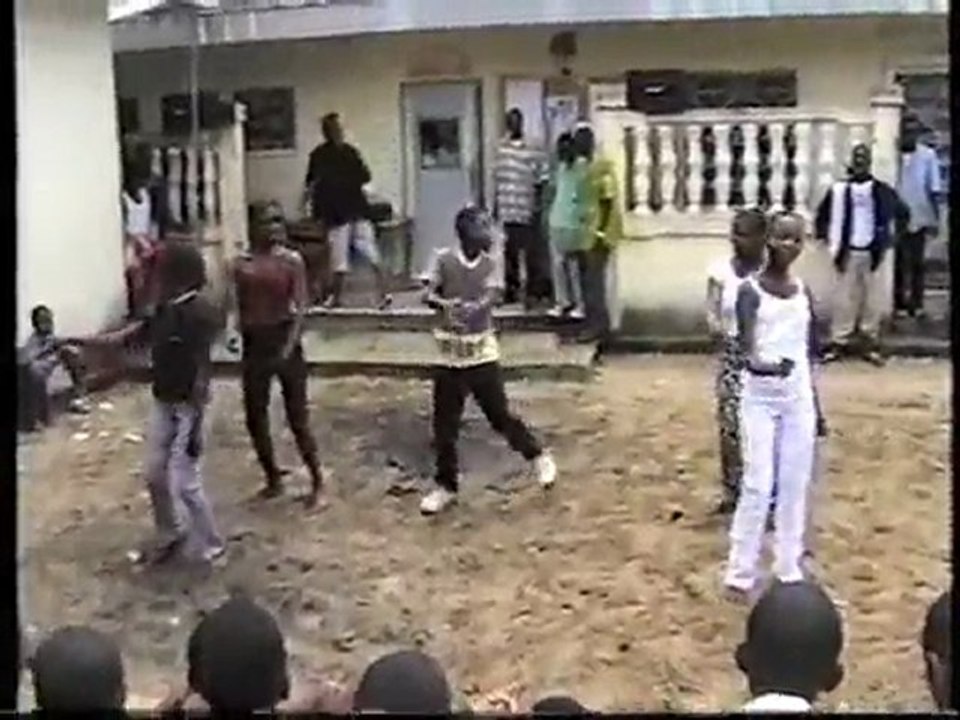 La poetesse Nathy Ebriet produit les eleves Dauphins Pte Noire