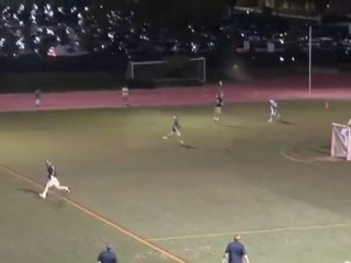 Punto incredibile da una parte all'altra del campo