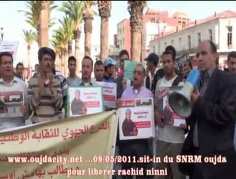 الفرع الجهوي للنقابة الوطنية للصحافة المغربية بوجدة ينظم وقفة احتجاجية لأطلاق سراح رشيد نيني مدير جريدة المساء / الجزء الثاني