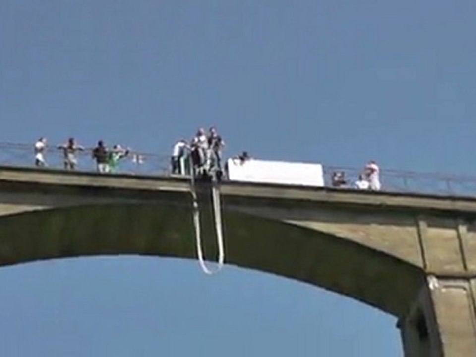 Saut à l'élastique à Saint Georges Le Gaultier
