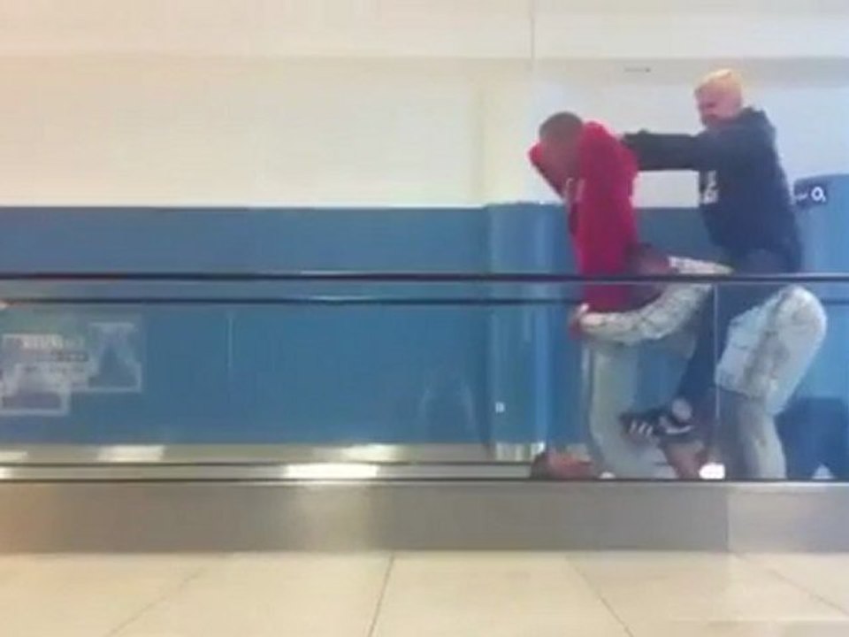 Vélo humain dans un aéroport
