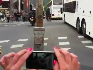 Stekelenburg laat schaal uit bus vallen