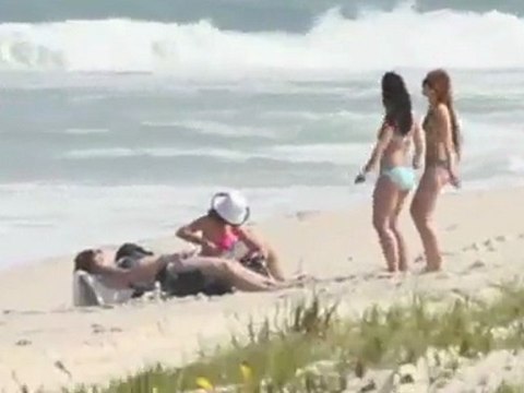 Miley Cyrus Shows Off Bikini Body