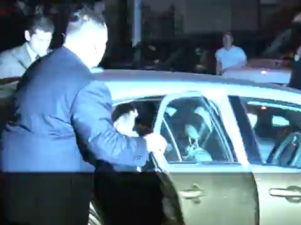 Dominique Strauss-Kahn quitte menotté le commissariat de Harlem