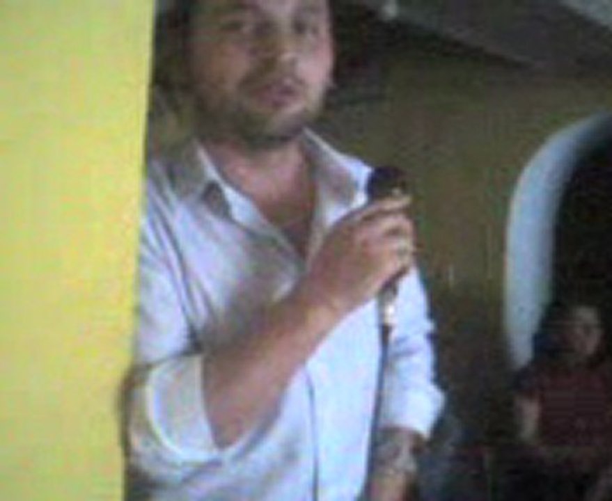 andres cantando karaoke