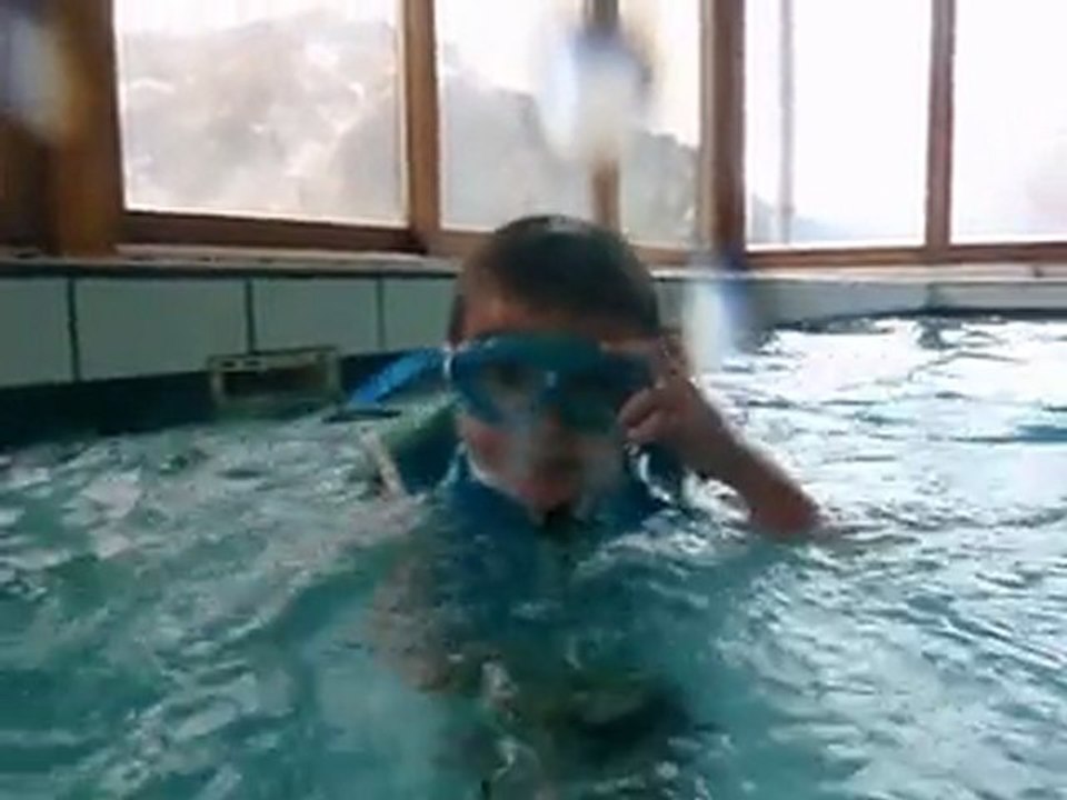 30-01-2011: Victor saute a la piscine