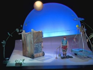 La manivelle - une lune entre deux maison extrait