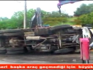 ALİAĞA GÜZELHİSAR CADDESİNDE KAMYON DEVRİLDİ!