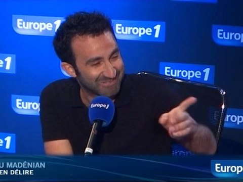 Claude Sarraute fait du topless sur la plage