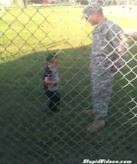 Il mini Batman mette ko un soldato