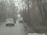 Il camion si schianta da fermo su un albero