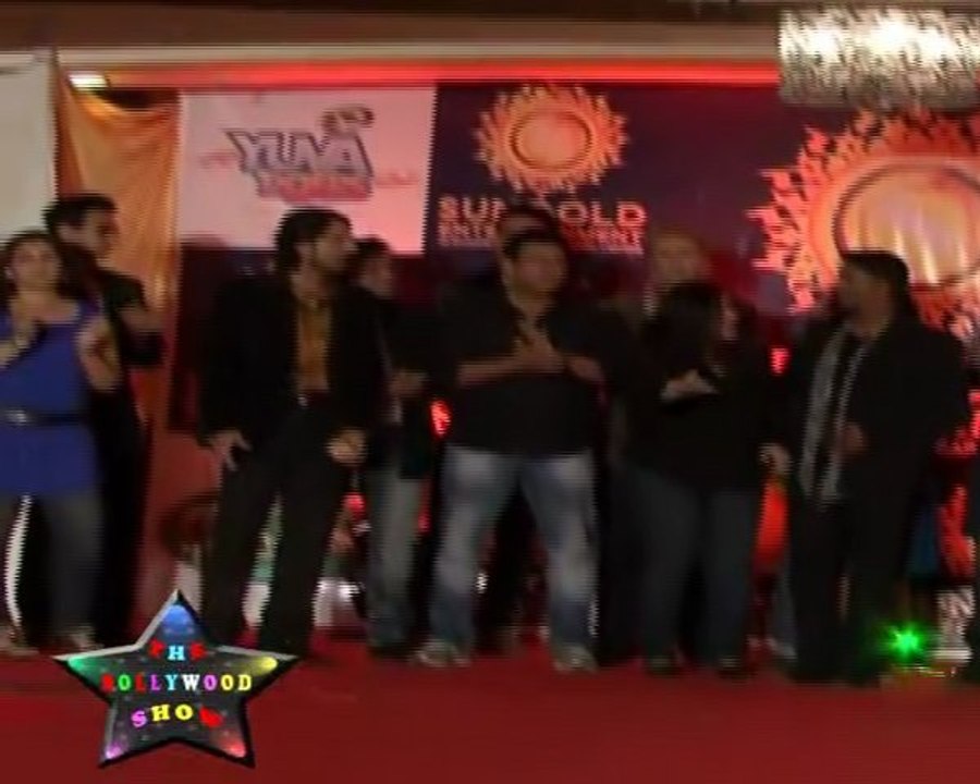 Hot Poonam Pandey Showing Of Her Cleavage Did Not Go Nude Though