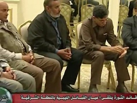 La televisión estatal libia muestra a Gadafi en una reunión