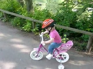 Clara fait du vélo