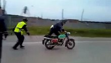 Poliziotto tradito dalla moto