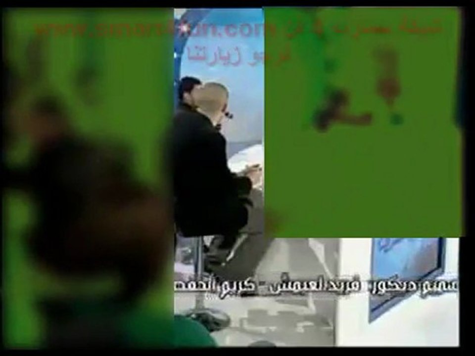 فجرها في وجه المذيعة و الحاضرات و احرجهن