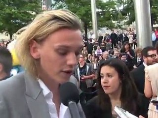 Jamie Campbell Bower Brilla en los National Movie Awards ✨