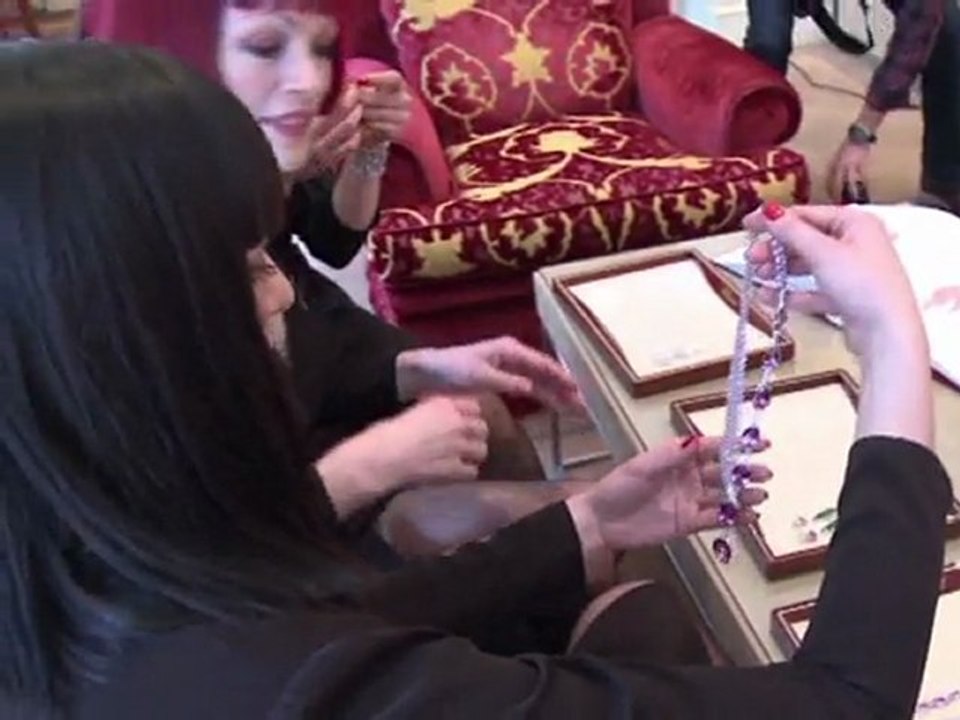 Pin-up-tänzerinnen mit juwelen: glamour-show in cannes