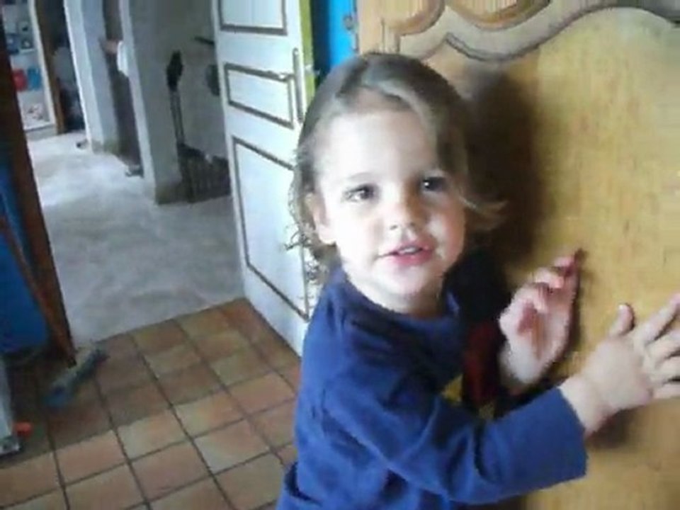 Ava et Elijah chantent