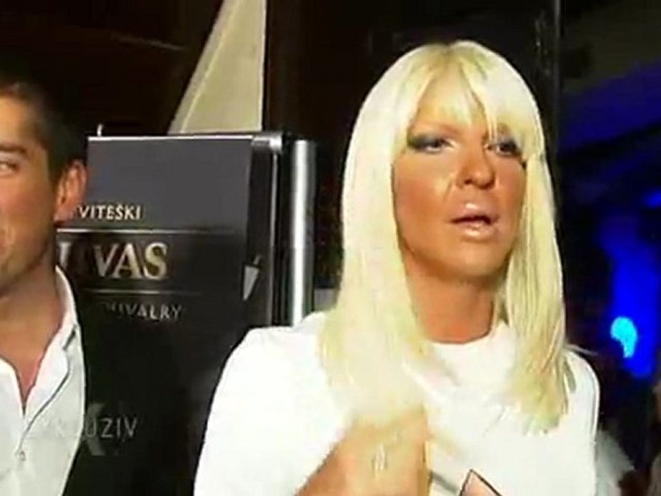 Kako se brani Jelena Karleusa?