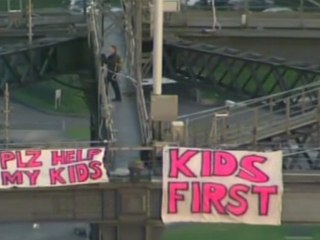 Man Protests by Scaling Sydney Harbour Bridge