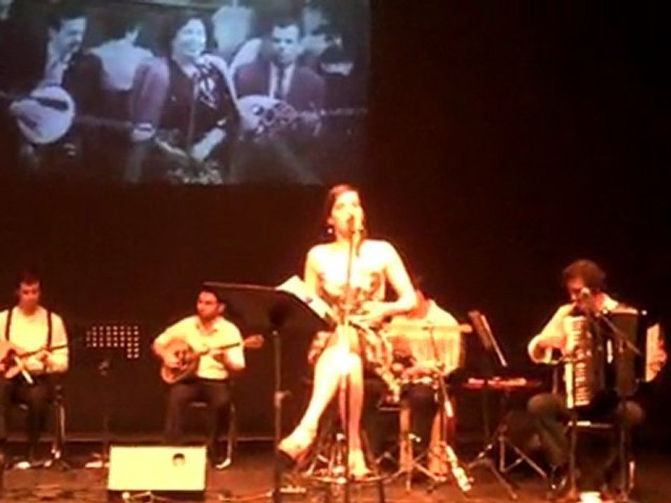 Ο Γ. Μπέζος και η Χ. Μαξούρη τραγουδούν τα "Καβουράκια"