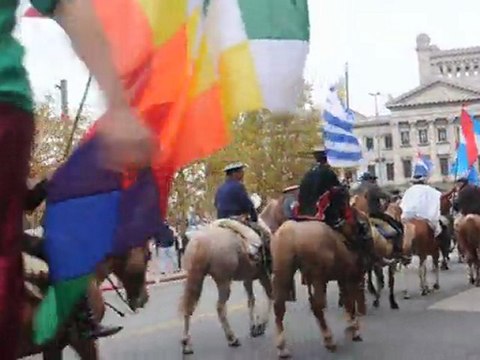 Productores uruguayos marchan a caballo contra proyecto de mina