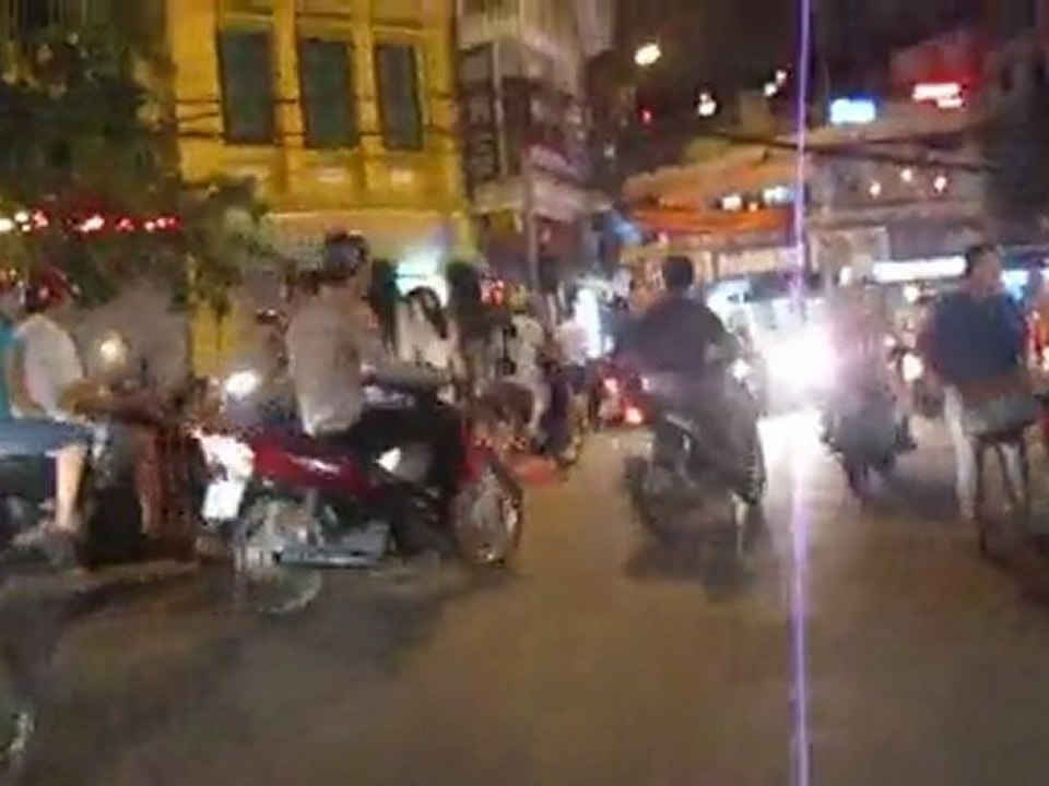 Dans le vacarme klaxonnant, Hanoï, Vietnam